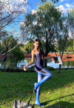 公园偶遇彩色丝袜小姐姐[<font color=red>9P</font>]