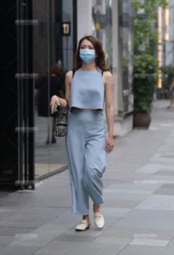 美女爱穿高跟鞋出街[<font color=red>5P</font>]