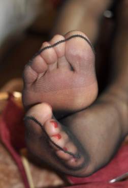 超薄的黒丝红甲特写[<font color=red>8P</font>]