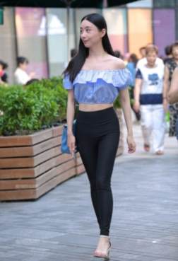 漂亮美女爱穿高跟鞋