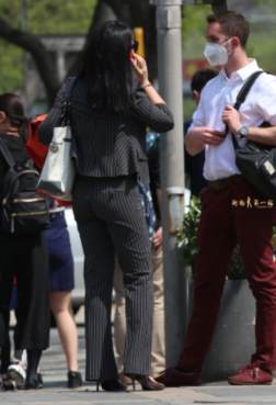 充分展示出美女的独特高雅