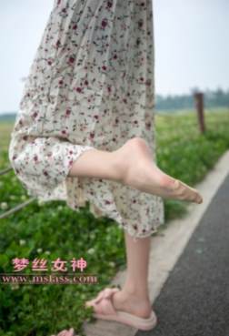 梦丝女神 -花丛中的肉丝小姑娘美吗？[<font color=red>77P</font>]