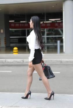 街拍：露肩装灰色紧身裤[<font color=red>8P</font>]