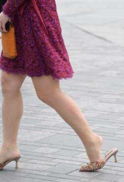 街拍系列 喜欢穿丝拖得女人[<font color=red>17P</font>]