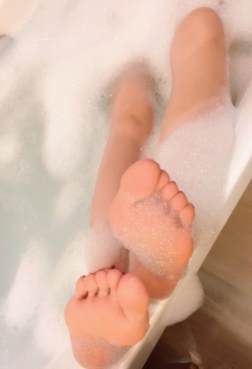 泡沫让她的遇足更美[<font color=red>10P</font>]