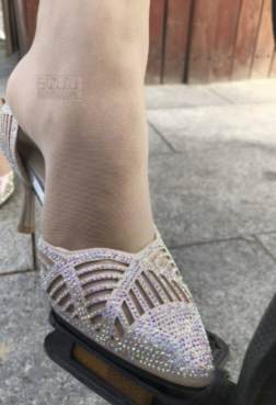 大街一角骑行的她[<font color=red>6P</font>]