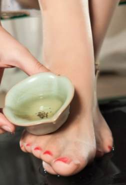 茶水还可以洗...让亲水的美足在丝内更动人[<font color=red>7P</font>]