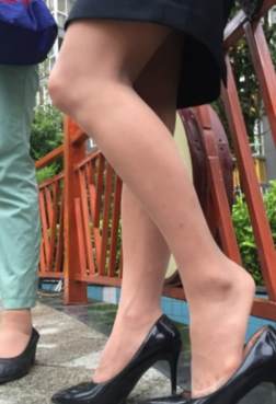 路遇正在热聊的丝袜美腿少女街拍[<font color=red>17P</font>]