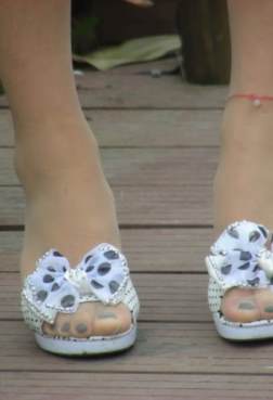 逛了一圈累了，要不要来帮帮这个小姐姐[<font color=red>18P</font>]