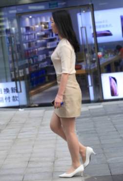 街拍看美腿，关键是气质[<font color=red>10P</font>]