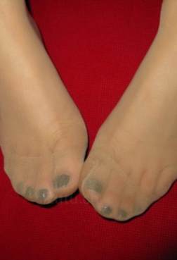 展现一双完美的丝袜美足送给你[<font color=red>11P</font>]