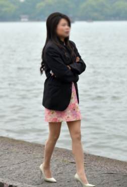 优雅女生穿上高跟鞋[<font color=red>6P</font>]