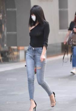 搭配高跟鞋的女性