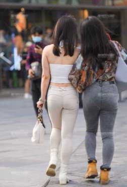 在夏日里显得清凉时尚又魅力