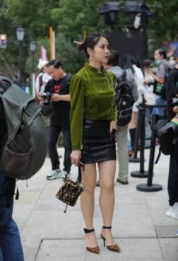 让美女显得自信又腿长[<font color=red>6P</font>]