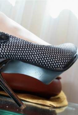桌下的一双美足挑鞋特写图[<font color=red>11P</font>]