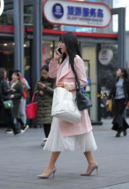 美女穿搭高跟鞋出街[<font color=red>9P</font>]