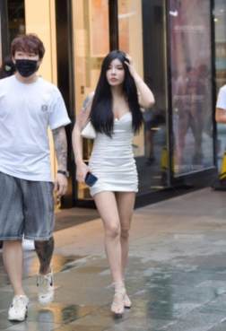 街拍大长腿白衬衣的漂亮[<font color=red>6P</font>]