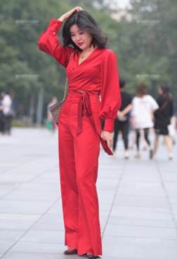 街拍开心少女逛街