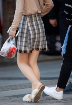 穿着裤袜配拖鞋，这是什么新姿势？[<font color=red>11P</font>]