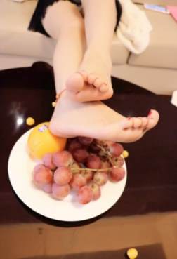 漂亮的玉足，甜美的水果，你喜欢哪个？[<font color=red>31P</font>]