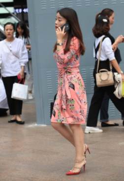 美女爱穿细跟鞋[<font color=red>9P</font>]