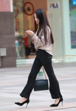 美女穿上高跟鞋