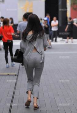 走在拥挤的街头