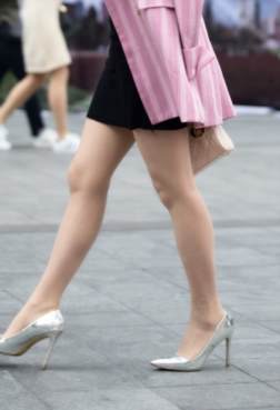 小女生穿上细跟鞋[<font color=red>11P</font>]