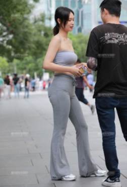 美女销售员很高兴为您服务