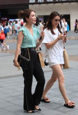 女生出街穿上高跟鞋