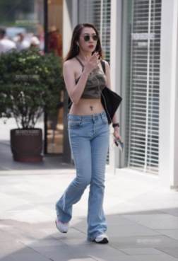 彰显出美女的气质与甜美