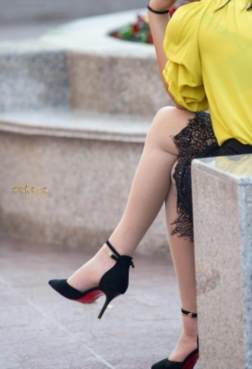 逛了一天，路边休息下的小姐姐[<font color=red>9P</font>]