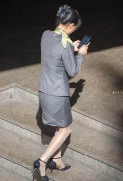 走路都在谈业务的丝袜OL这么敬业呢[<font color=red>13P</font>]