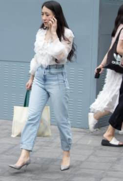 美女穿上高跟鞋