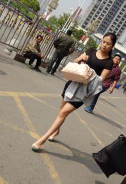美女出街搭配细跟鞋[<font color=red>12P</font>]