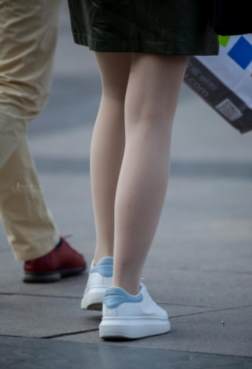 街拍佳人丝袜小白鞋，细腻的丝感爆棚了[<font color=red>11P</font>]