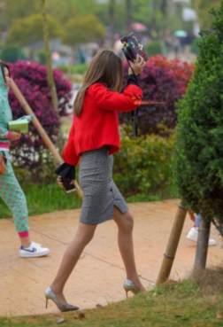 漂亮的高跟美腿丝袜少女街拍[<font color=red>17P</font>]