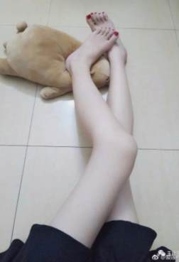 小姐姐的美足，做在地板上秀起来[<font color=red>7P</font>]