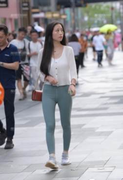 美女穿上高跟鞋