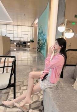 你喜欢她穿黑丝还是白丝？[<font color=red>7P</font>]