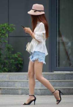 街拍超级漂亮的丝袜大长腿特写[<font color=red>14P</font>]