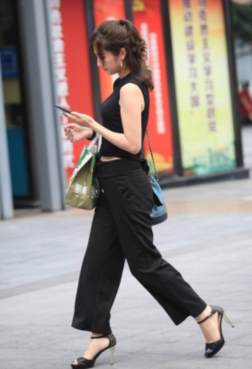 美女爱穿高跟鞋