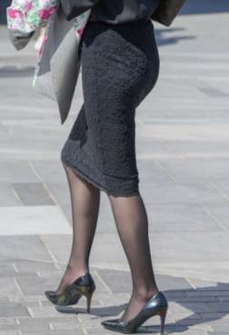 街拍路上行走中的黑丝丝少女，喜欢不[<font color=red>18P</font>]