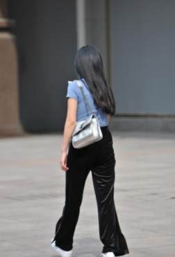 一路走一路听音乐的漂亮M