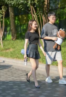 轻松展现美女腿长高雅[<font color=red>39P</font>]