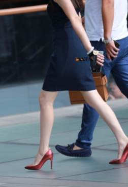 白皙的长腿高跟美女[<font color=red>21P</font>]