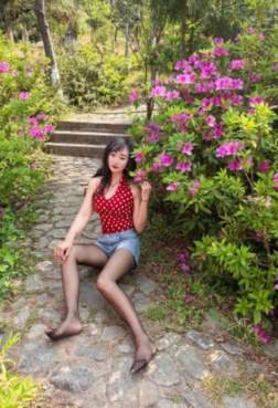 公园里的黑丝[<font color=red>5P</font>]