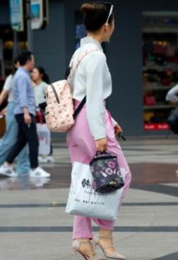 一双腿长的高跟鞋