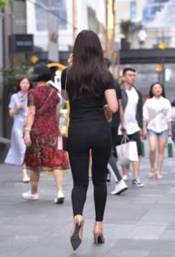 走路都显得优雅中带着高挑的韵味